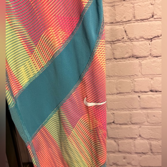 NIKE PRO DRI-FIT HYPERCOOL Capri Leggings. Youth XLarge. - Picture 6 of 10